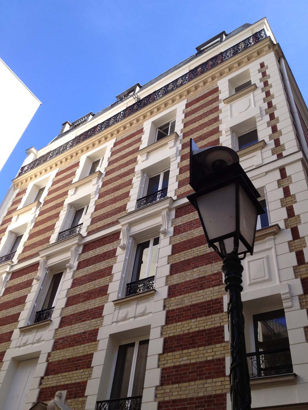 Façade d'immeuble aux briques rouge, ravalée